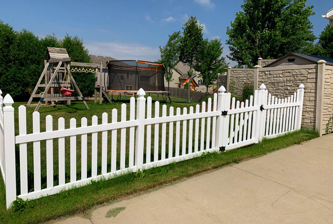 White vinyl picket fence in Port Arthur, TX